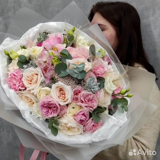 Нежный букет цветов с пионовидными розами