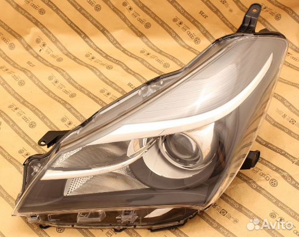 Фара левая toyota yaris 3 III 14-17