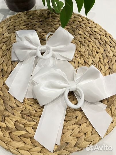 Банты для волос на резинке девочкам белого цвета