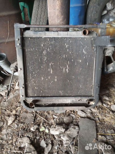 Коробка иРадиатор на ЗИЛ бычок