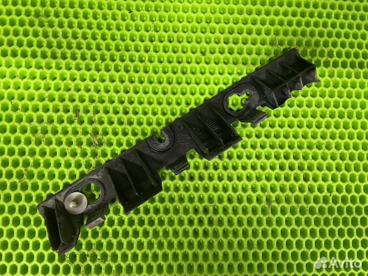 Направляющая заднего бампера правая Renault Logan