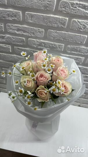 Розы с ромашками букет