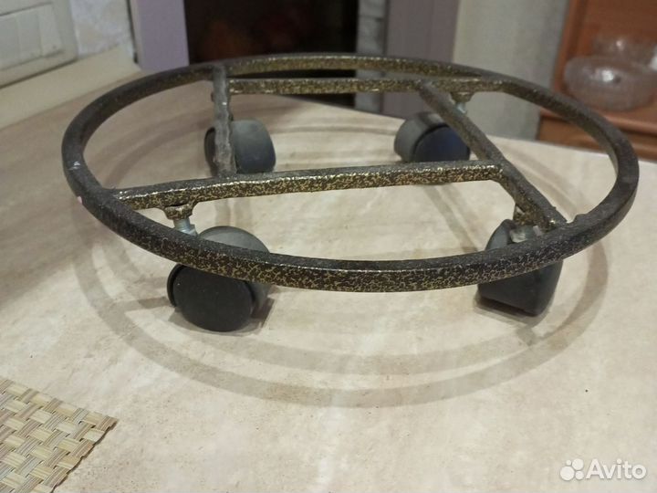 Напольная подставка для цветов