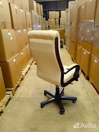 Офисное кресло до 200 кг кожа кремовая