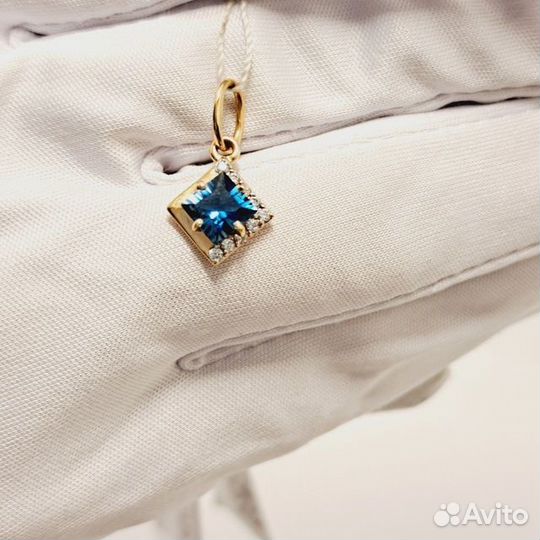 Золотая подвеска с камнем