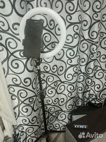 Лампа со штативом для телефона