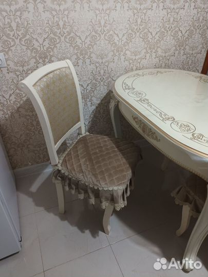 Кухонный стол и стулья