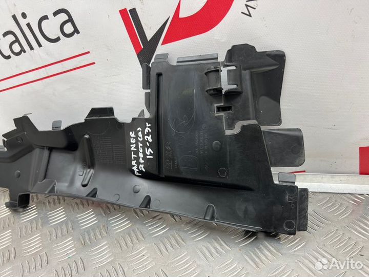 Дефлектор радиатора правый Peugeot Partner 2