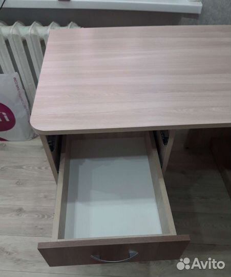 Письменный стол с ящиками и полками