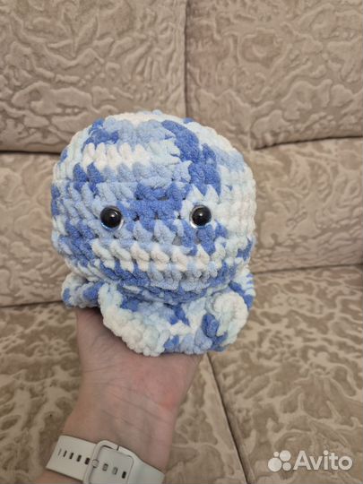 Голубой вязаный осьминог