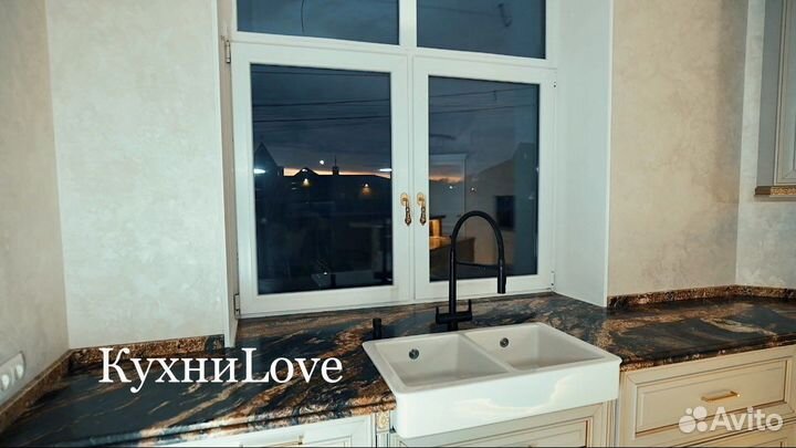 Кухня из массива с островом.классика