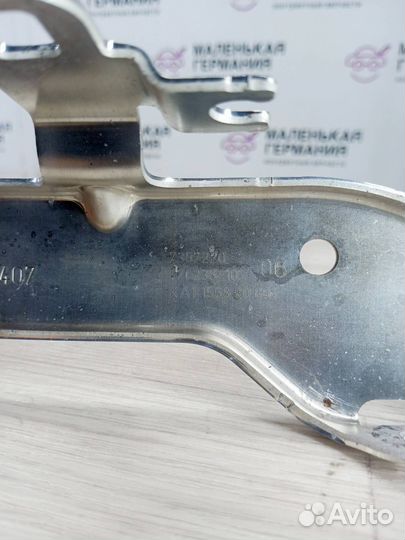 Кронштейн (крепление) радиатора правый верхний BMW