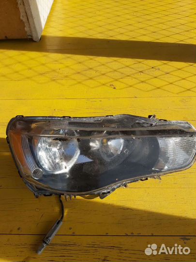 Фара б/у правая на митсубиши аутлендер 2011