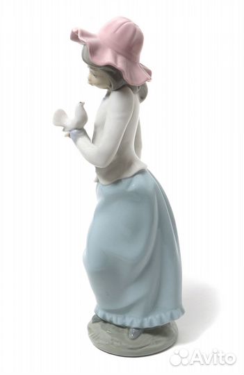Фарфоровая фигура Девочка с голубем. NAO by Lladro
