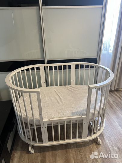 Кроватка для новорожденного с маятником