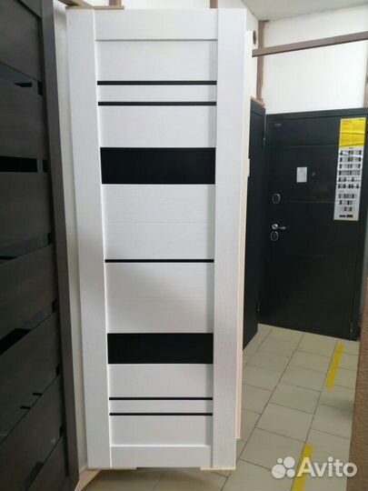 Двери межкомнатные белые счерным стеклом