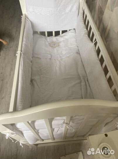 Детская кроватка с маятником