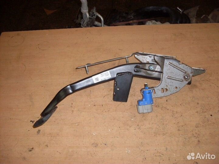 Педаль тормоза (Ford Kuga)