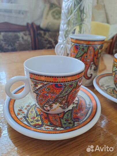 Фарфоровые кружки и чайные пары с восточным узором
