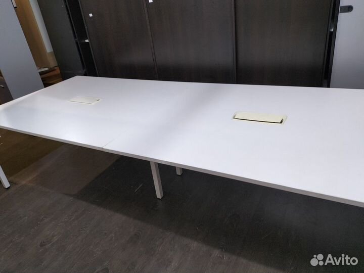 Белый переговорный стол