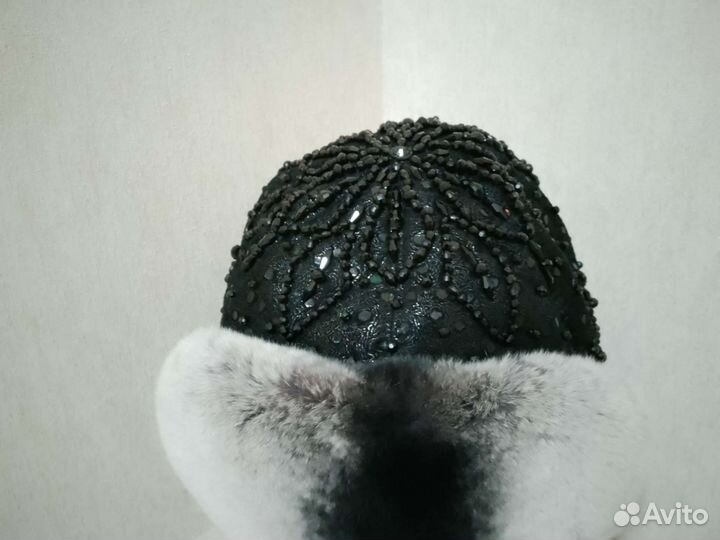 Шапка из натурального меха украшена кристаллами