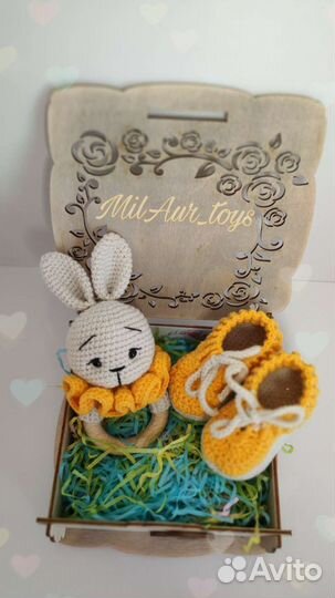 Погремушка и пинетки ручной работы