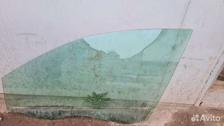 Стекло передней левой двери Меган 2