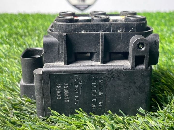 Блок клапанов пневмоподвески Mercedes-Benz