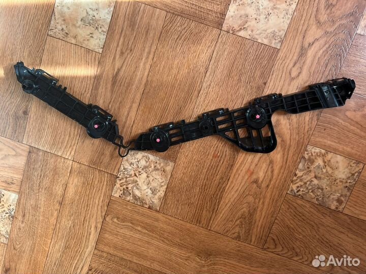 Кронштейн заднего бампера правый Toyota Camry V70