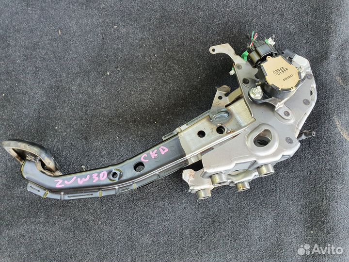 Педаль тормоза c Toyota Prius ZVW30 2ZR-FXE