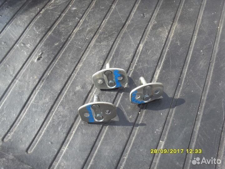 Ответная часть замка двери 13503251 Cobalt 2012)