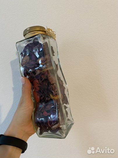 Декор ваза с лепестками розы