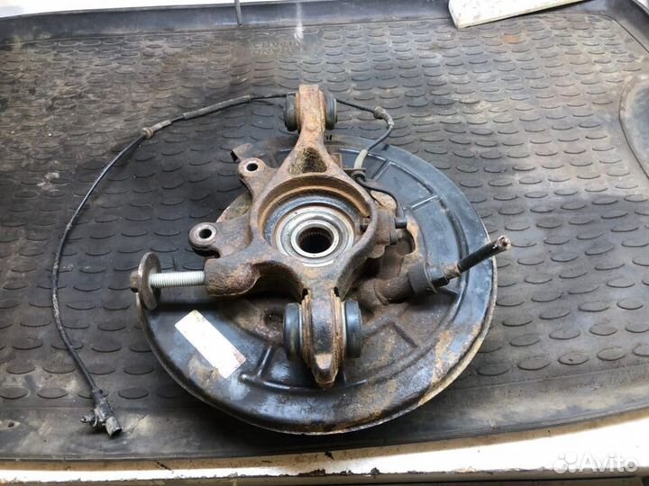 Кулак задний левый Land Rover Discovery 3