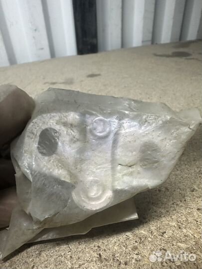 Крепление крышки багажника Mitsubishi новая