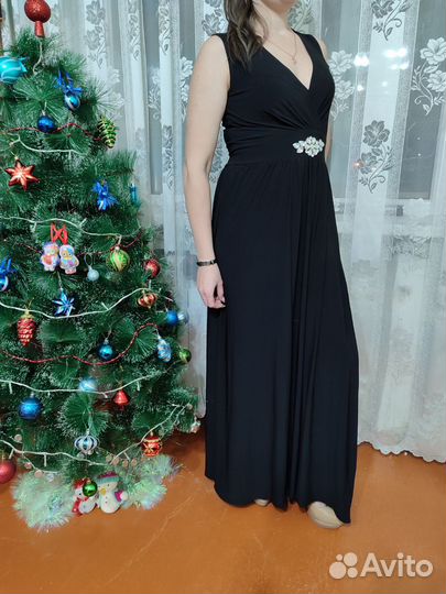 Вечернее платье с глубоким вырезом