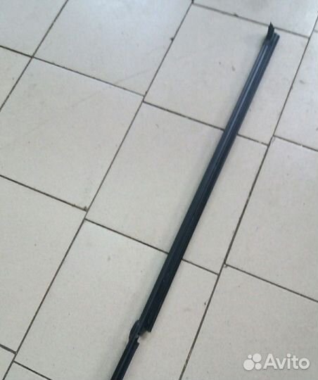 Уплотнитель стекла передней правой двери VW Volksw