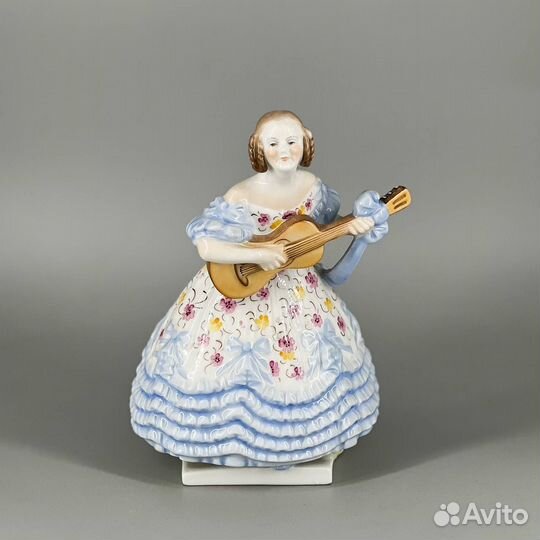 Фарфоровая статуэтка Дама с гитарой