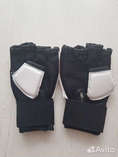 Спортивные перчатки для единоборств