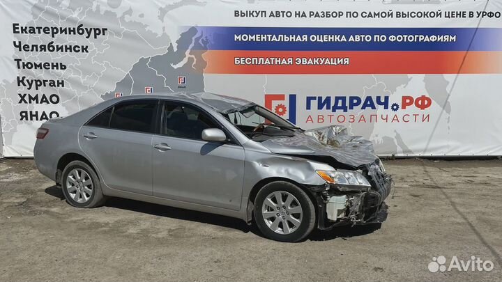 Трос стояночного тормоза центральный Toyota Camry