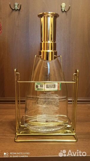 Бутылка на качелях