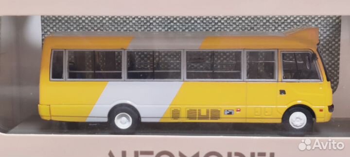 Автобус Toyota Coaster жёлто-белый микроавтобус