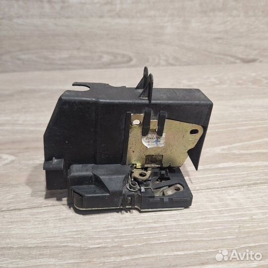 Замок двери задний правый Renault Symbol 1