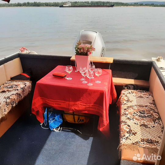 Аренда катера с капитаном, прогулка за Волгой