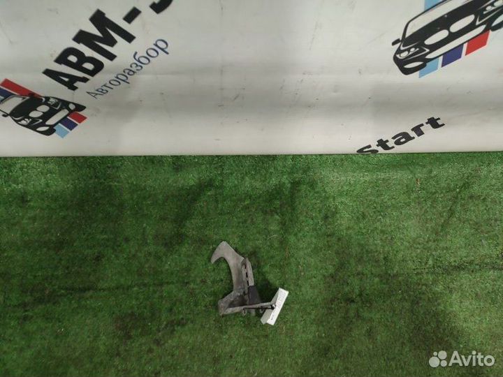 Крючок капота правый Bmw X3 F25 N55B30A 2011