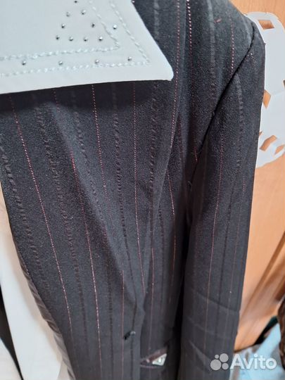 Деловой женский костюм: Пиджак, юбка, рубашка