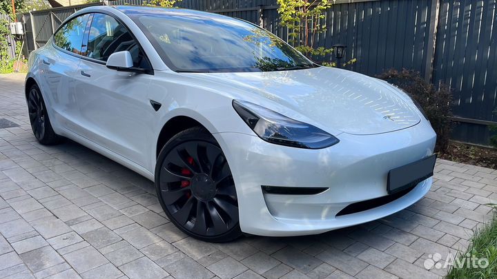 Tesla Model 3 AT, 2022, 300 км