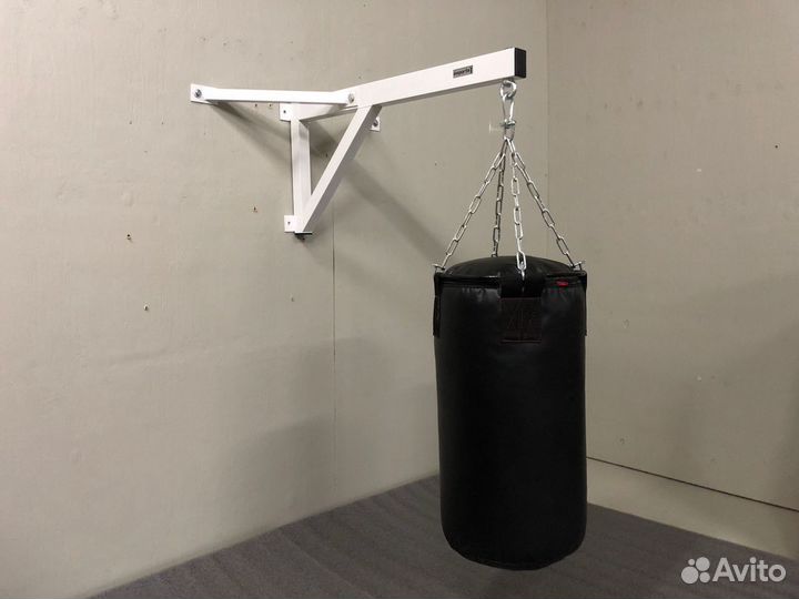 Боксерский мешок с подвесом на стену