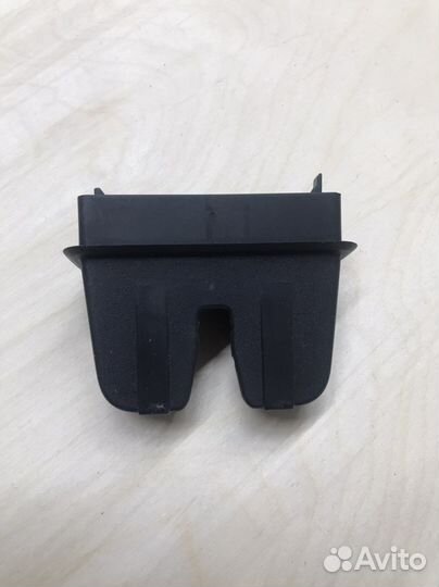 Накладка,кожух замка багажника Passat B8