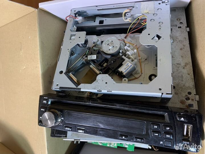 Магнитола с выдвижным экраном на запчасти
