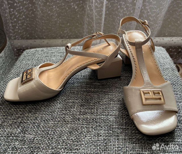 Босоножки новые лакированные бежевые